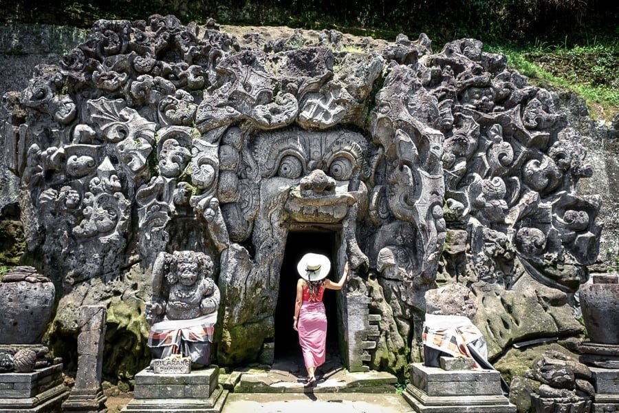 Puerta del templo de Goa Gajah en Ubud Bali