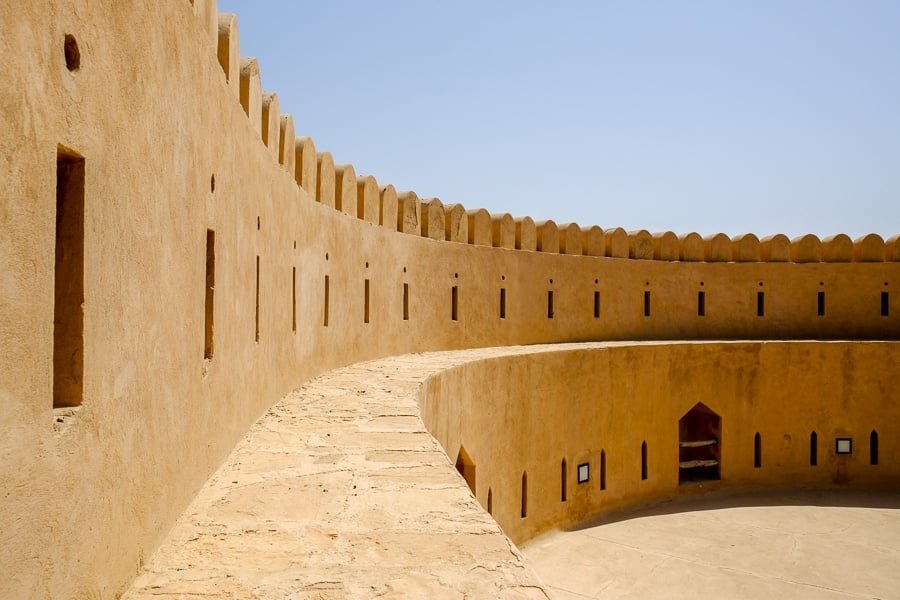 En lo alto del muro curvo del castillo de Al Hazm en Omán