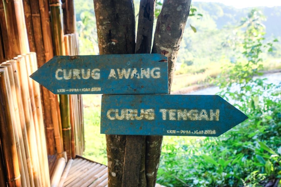 Señal de dirección Curug Awang Tengah