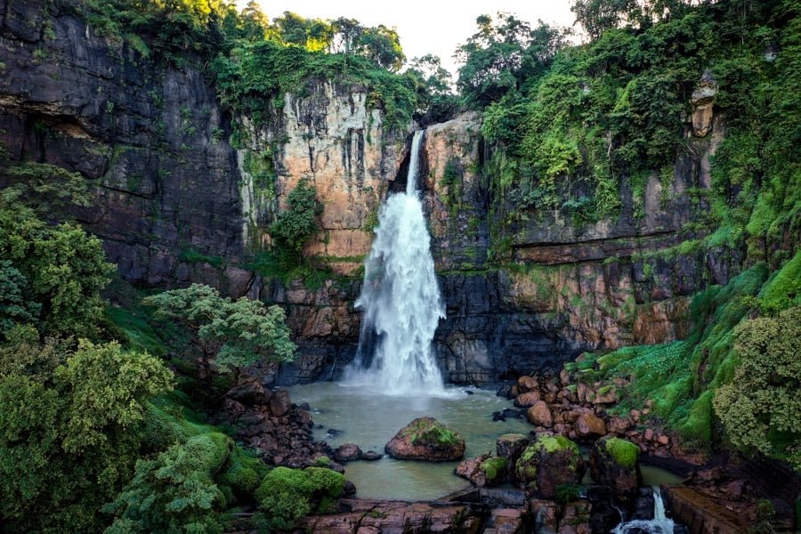 Cascada Curug Cimarinjung en Java Occidental, tomada con un dron