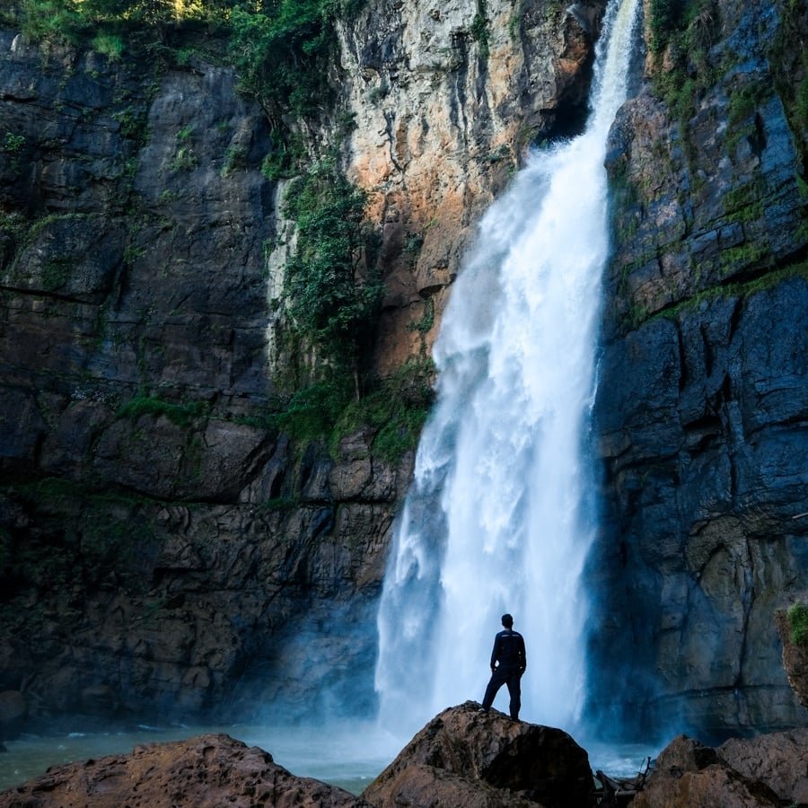 Cascada Curug Cimarinjung en Java Occidental