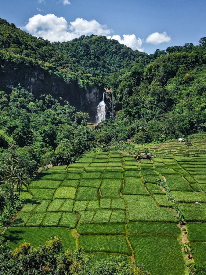 Curug Cimarinjung Cascada Terrazas De Arroz Drone Ciletuh Geoparque Java Occidental Indonesia