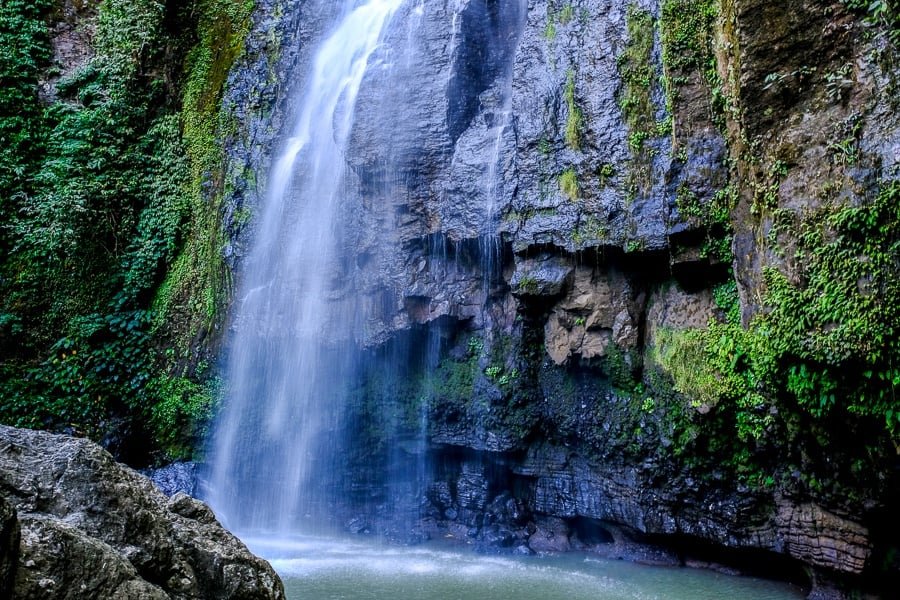 Agua que fluye por las rocas en la cascada Tunan en Sulawesi