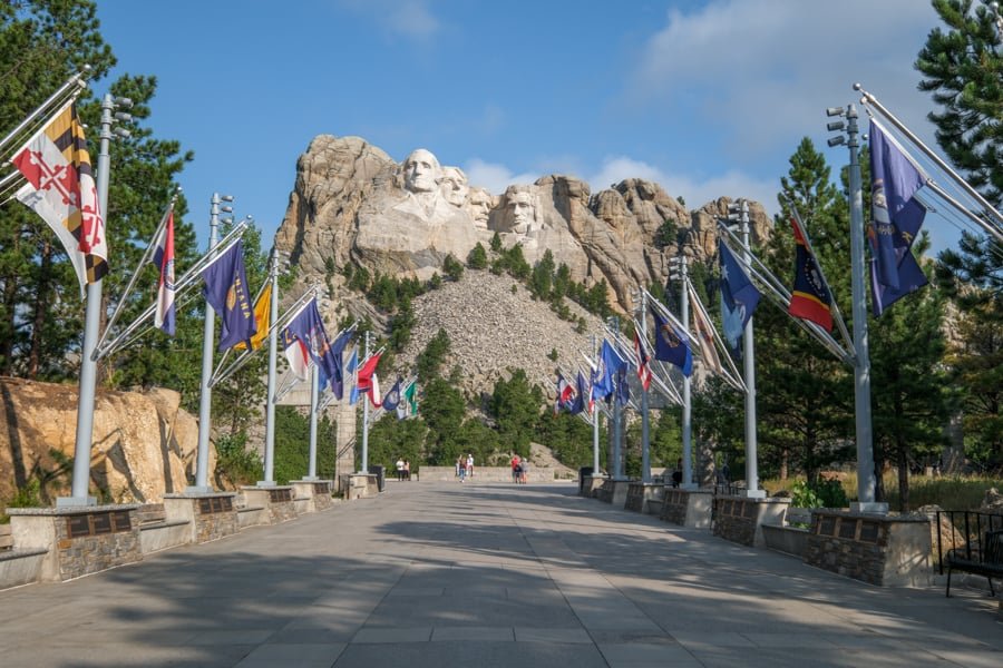 Avenida de las Banderas en el Monte Rushmore al amanecer