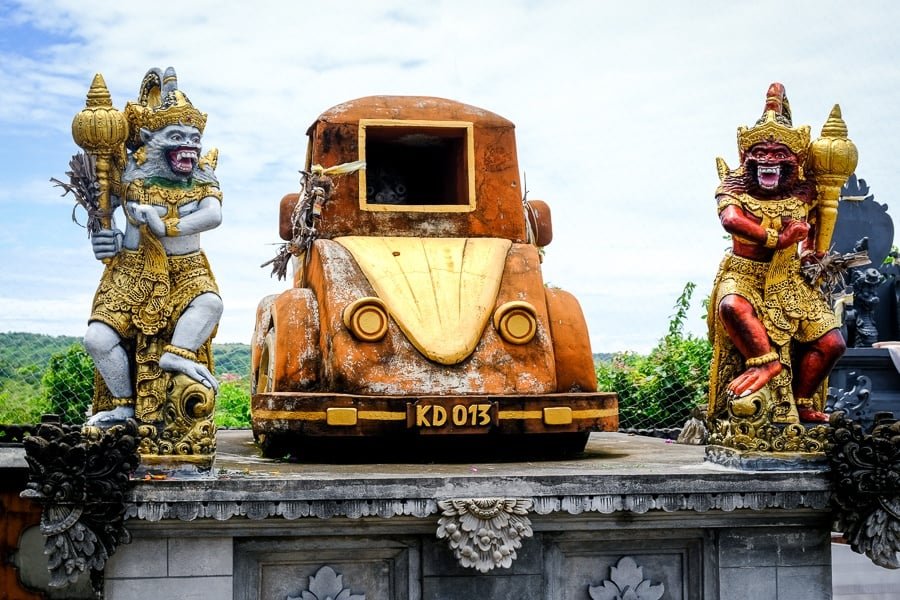 Templo del automóvil y estatuas de demonio en Pura Paluang en Nusa Penida, Bali
