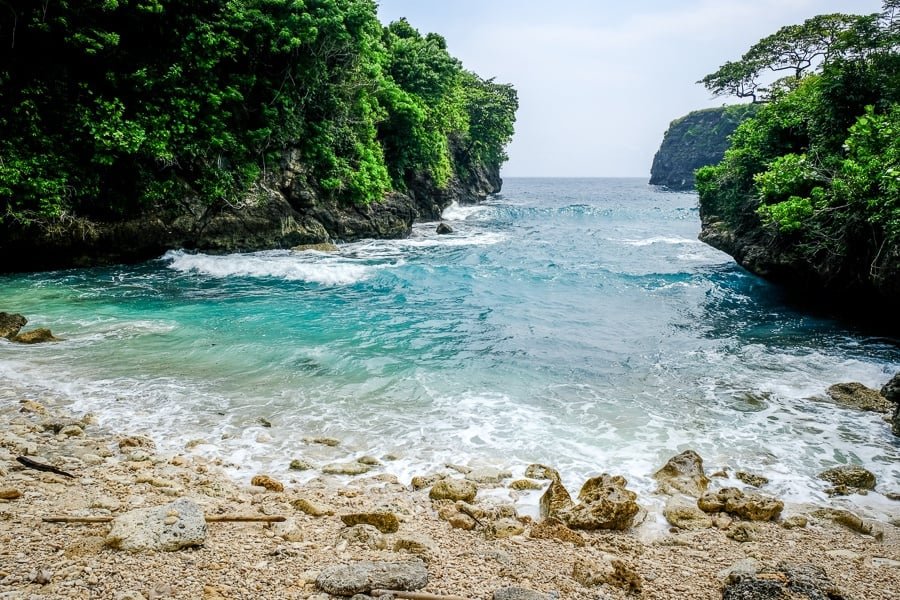 Bulian Beach Cove y rocas en Nusa Penida, Bali