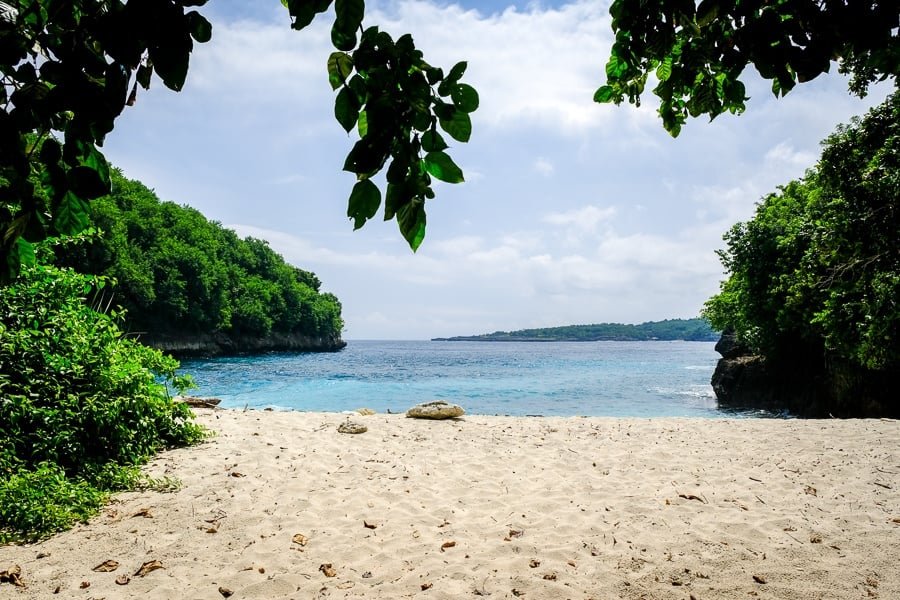 Arena blanca en la playa de Puyung en Nusa Penida, Bali