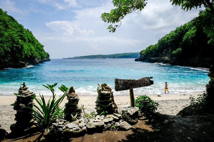Turista caminando por la arena en Pandan Beach en Nusa Penida, Bali