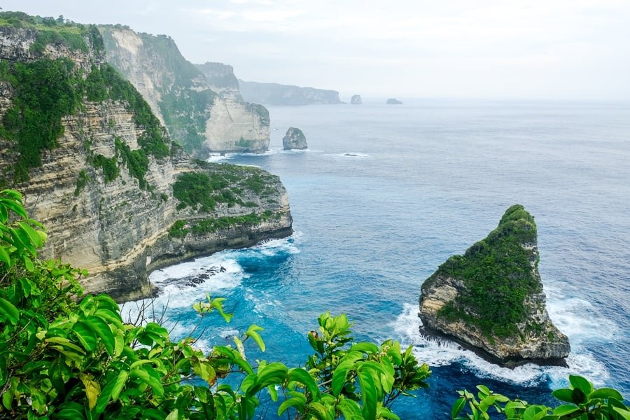 Acantilados de mar en Banah Cliff Point en Nusa Penida, Bali