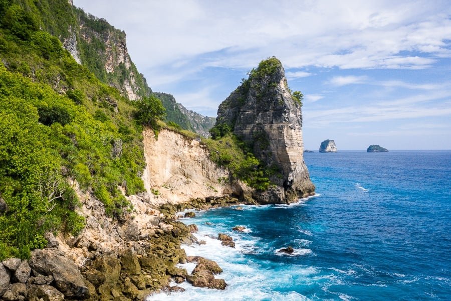 Batu Siha Beach Cliffs and Rocks en Nusa Penida, Bali