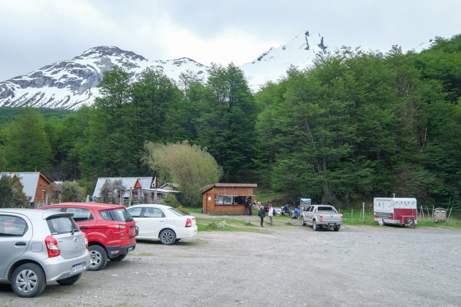 Estacionamiento en el comienzo del sendero