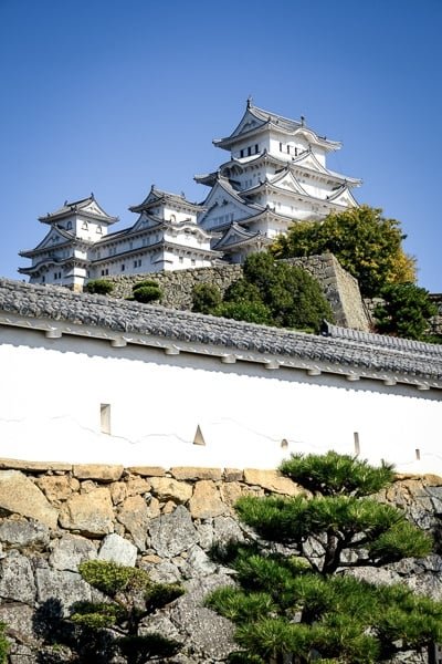Vista lejana del castillo de Himeji en Japón