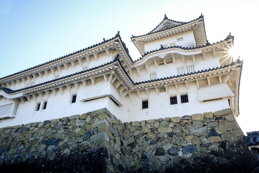 Amanecer en las vigas en el castillo de Himeji en Japón