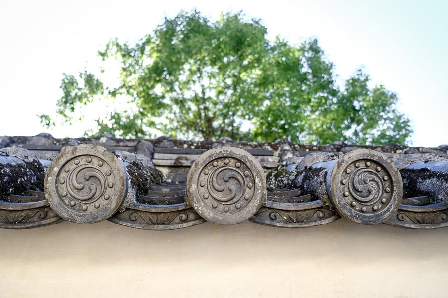 Mon emblemas en la pared en el castillo de Himeji en Japón