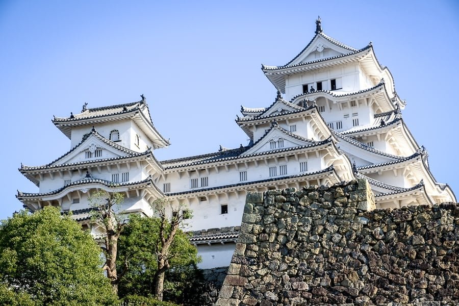 Vista frontal del castillo de Himeji en Japón