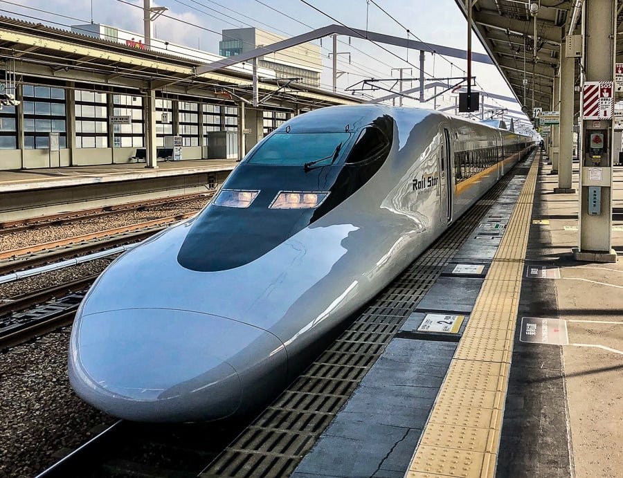 Tren de bala cerca de Osaka y Himeji en Japón