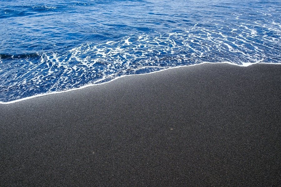 Playa de arena negra en la Reserva Natural de Tangkoko en Sulawesi, Indonesia