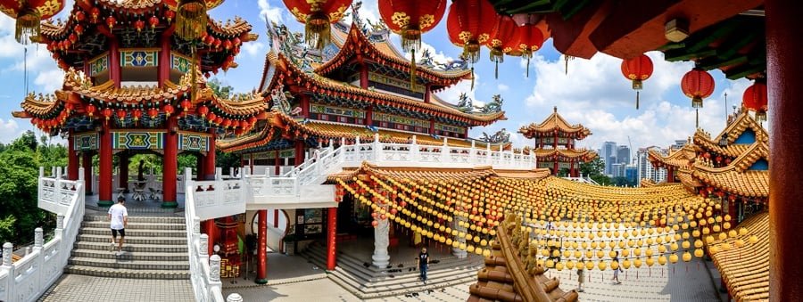 Vista panorámica de gran angular dentro del templo de Thean Hou en Kuala Lumpur, Malasia