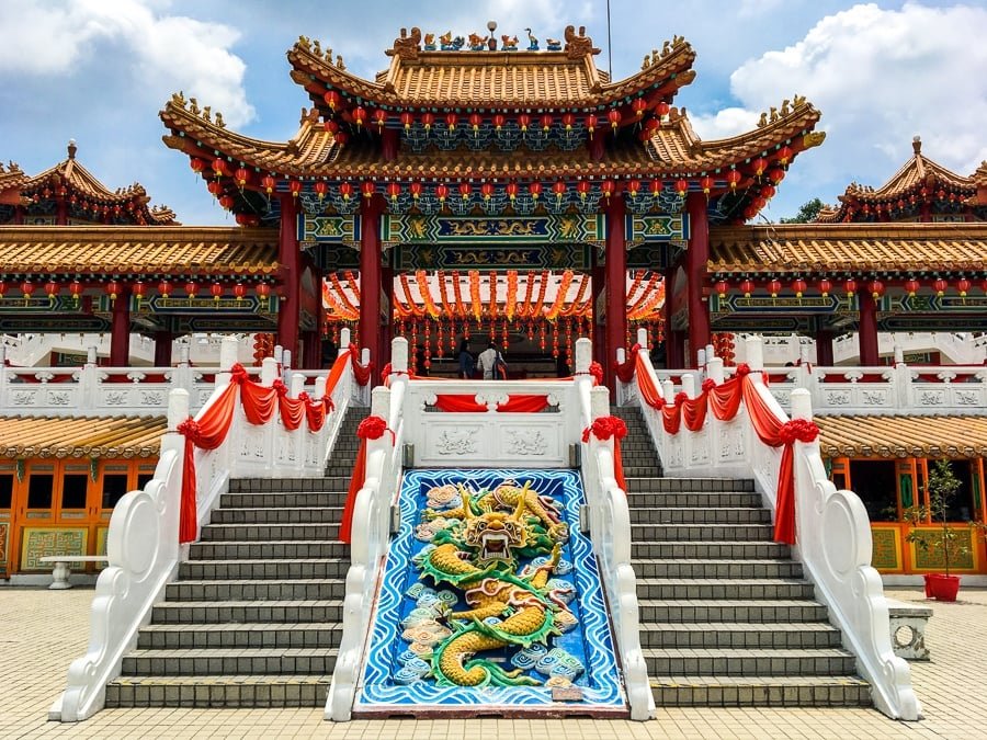 Pasos delanteros del Templo de Thean Hou en Kuala Lumpur, Malasia