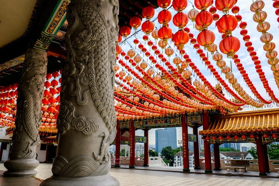 Pilar y cientos de linternas de papel en el Templo Thean Hou en Kuala Lumpur, Malasia