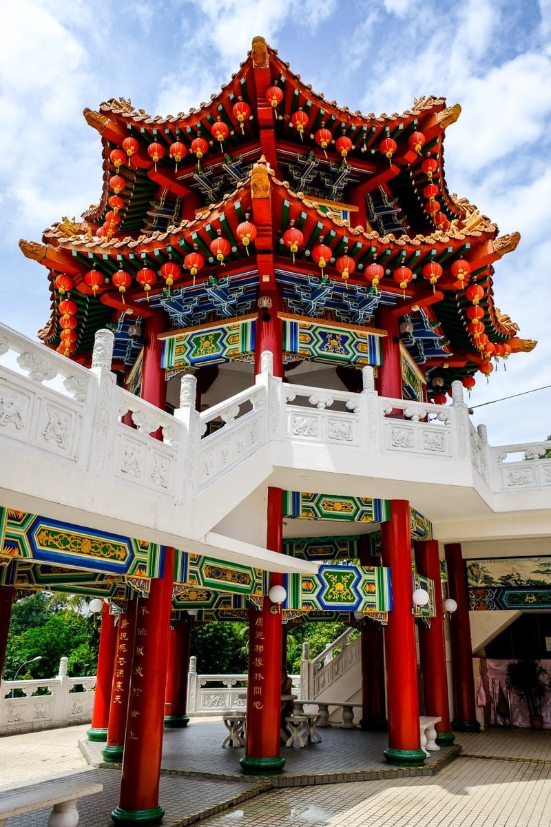 Mirando una torre china en el Templo Hou Hou en Kuala Lumpur, Malasia