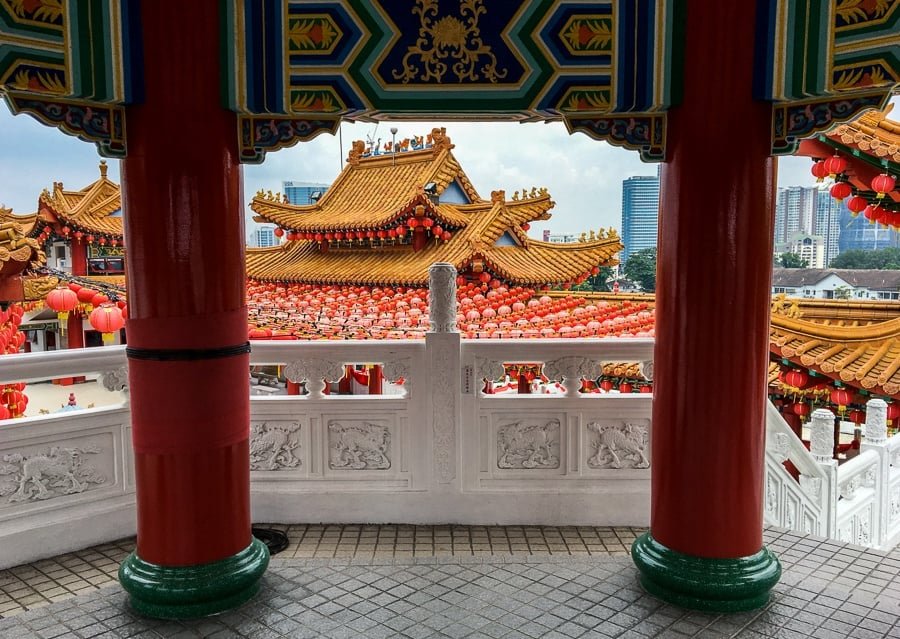 Ventana y balcones en el Templo de Thean Hou en Kuala Lumpur, Malasia