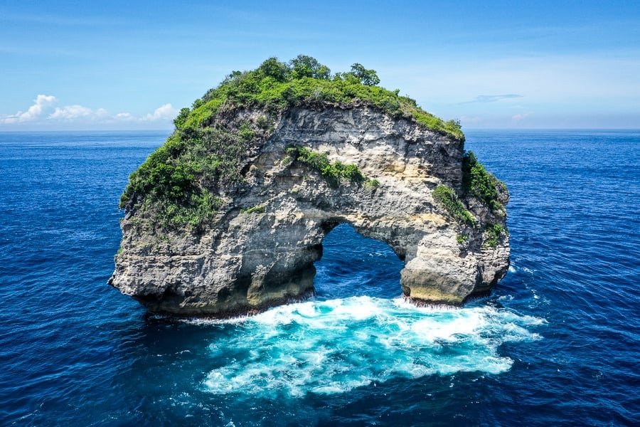 Banah Rock en forma de donut en Banah Cliff Point en Nusa Penida, Bali