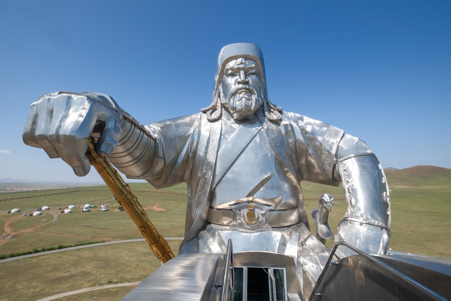 Cara de acero brillante de Genghis Khan en la parte superior de la estatua en Mongolia
