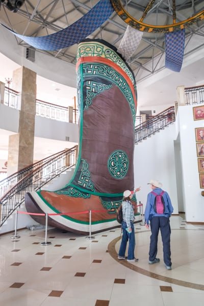 Bota mongol gigante dentro del edificio Genghis Khan