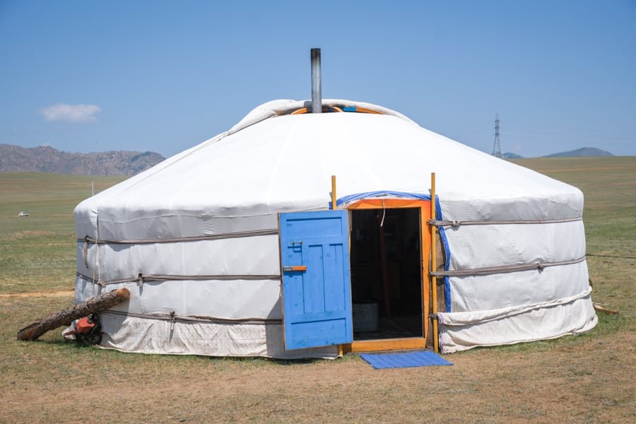 Vista exterior de una yurta mongol tradicional