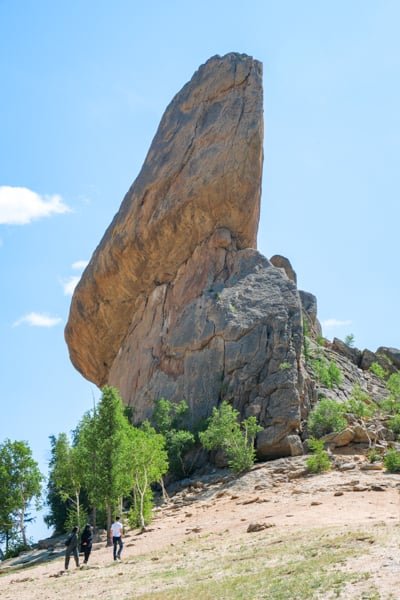 Turistas caminando debajo de Turtle Rock en el Parque Nacional de Terelj