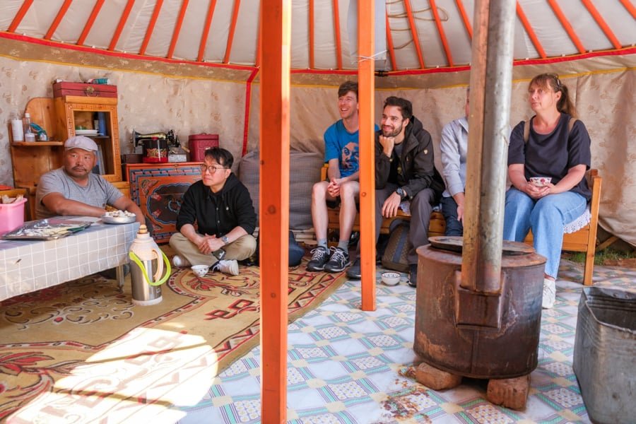 Turistas que hablan dentro de una yurta