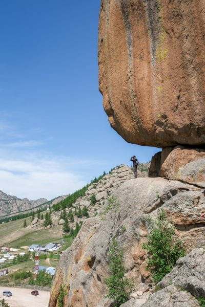 Turista en la cima de Turtle Rock en el Parque Nacional de Terelj