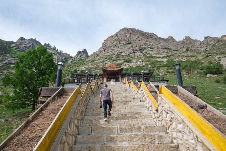 Turista subiendo los escalones hacia el monasterio Aryapala