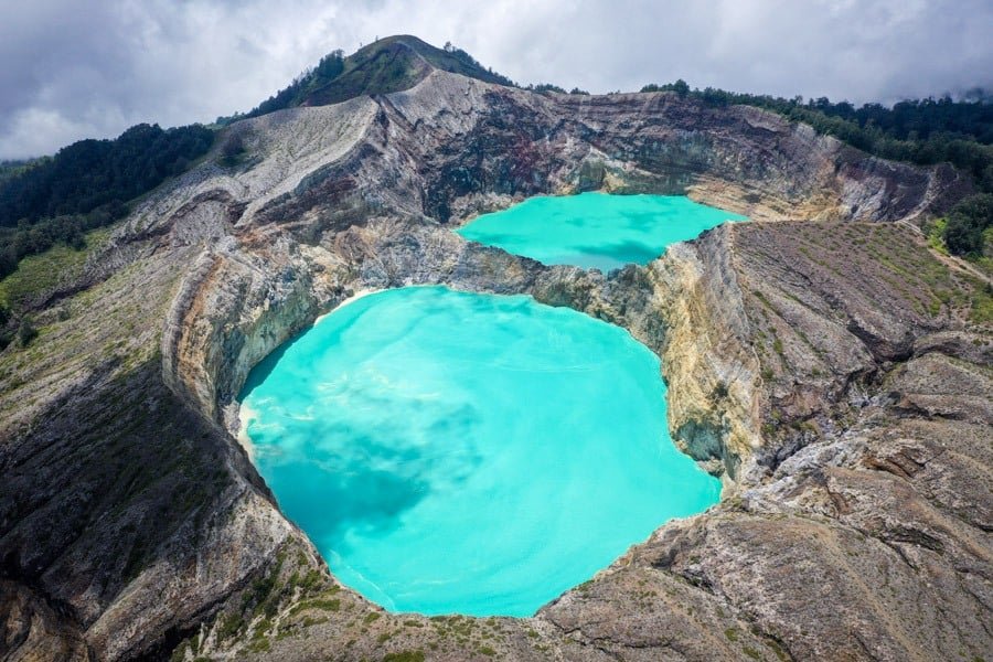 Imagen de drones de los lagos gemelos del Parque Nacional Mount Kelimutu en Flores Indonesia