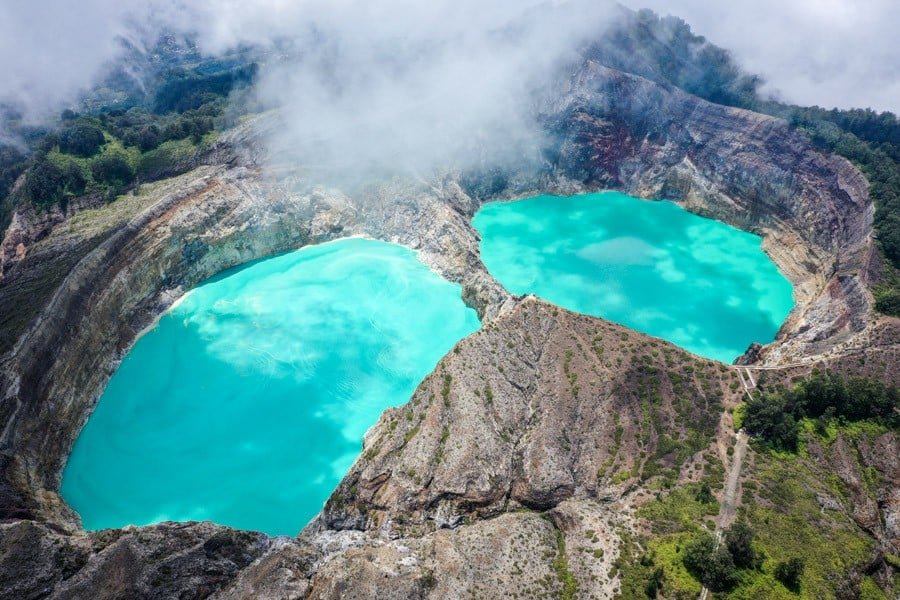 Imagen de drones de los lagos gemelos del Parque Nacional Mount Kelimutu en Flores Indonesia