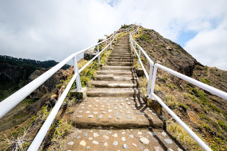 Escalera de punto de inspiración en mt kelimutu