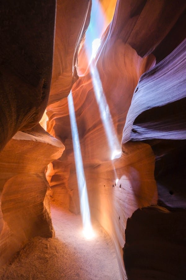Dos pequeños rayas de luz en el cañón de antílope superior