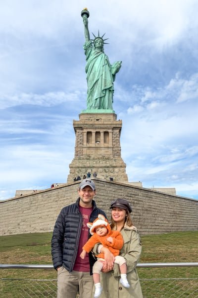 Posando con la Estatua de la Libertad en la ciudad de Nueva York