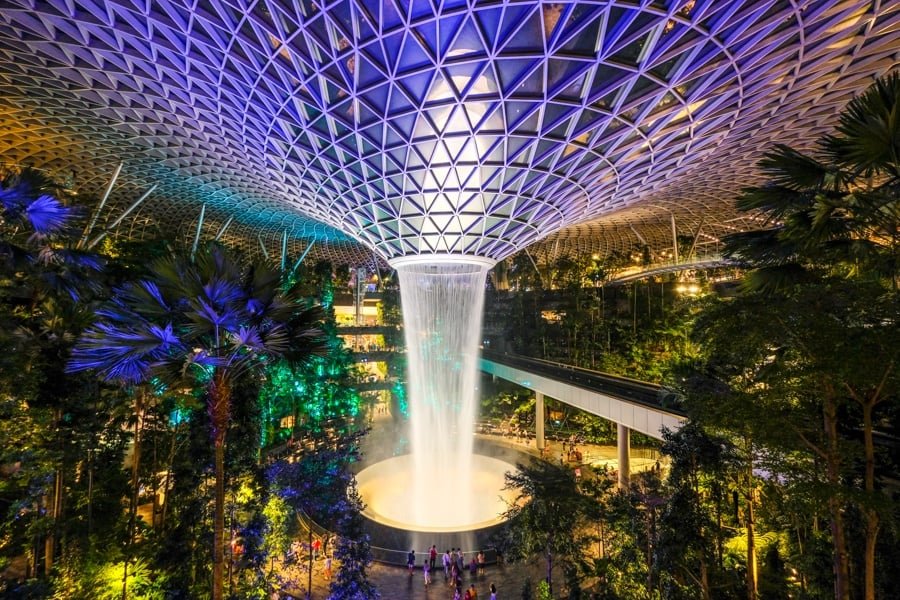 Las mejores cosas para hacer en el aeropuerto de Singapur Changi Layover Jewel HSBC Rain Vortex Sound Light Show