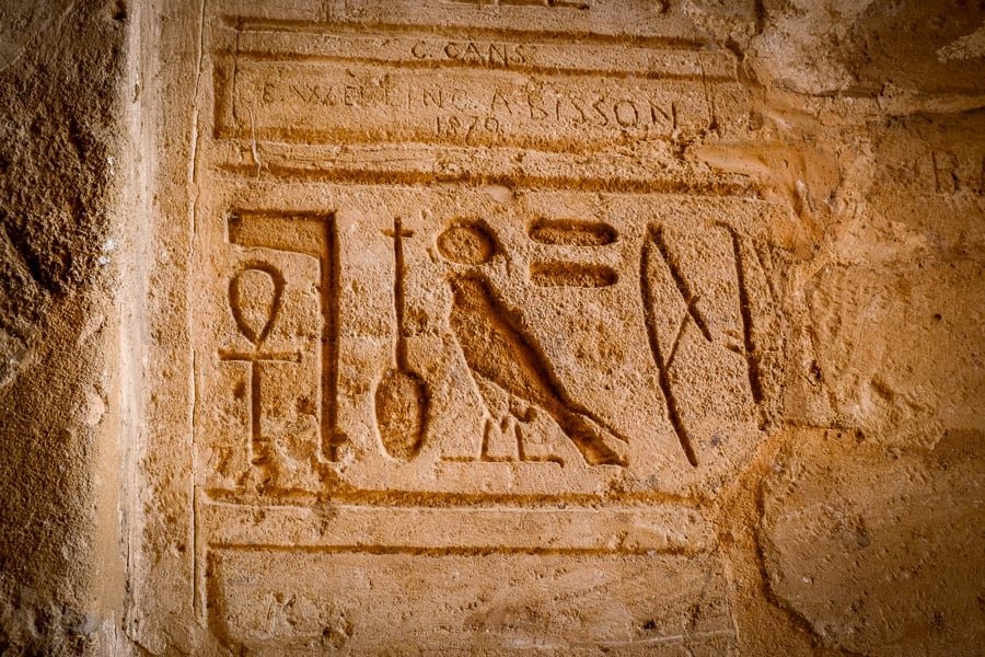 Jeroglíficos en el templo de Abu Simbel en Egipto