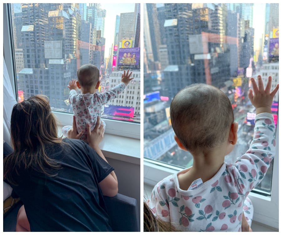 Bebé mirando por la ventana del hotel M Social en la ciudad de Nueva York