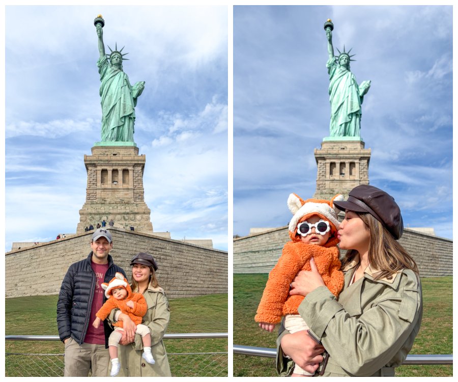Posando con un bebé en la Estatua de la Libertad en la ciudad de Nueva York