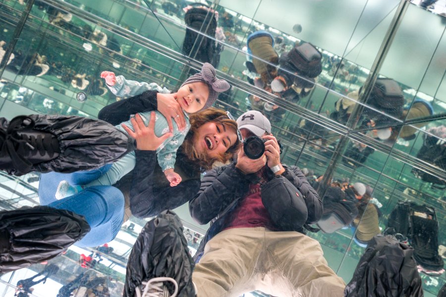 Sala de espejos en Summit One Vanderbilt Nueva York con un bebé