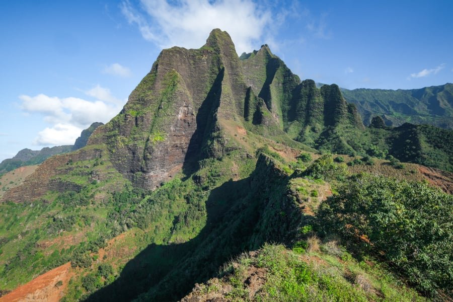 Montañas verdes en el sendero Kalalau en Kauai Hawaii