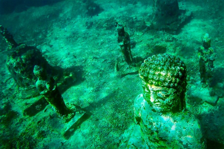 Estatua submarina de Buda y ruinas de templos cerca de Nusa Penida y Nusa Lembongan en Bali