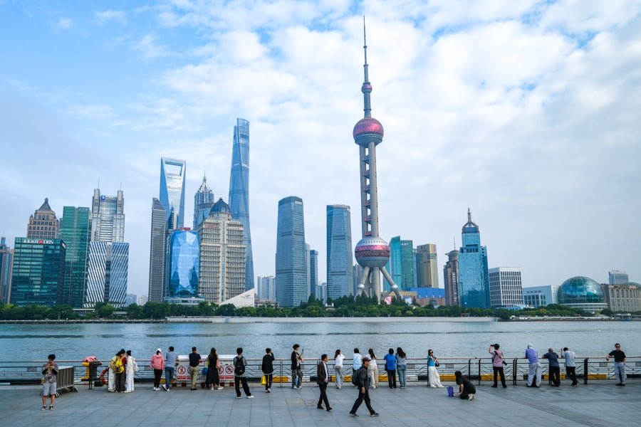 Costanera y horizonte del norte de Bund en Shanghai China