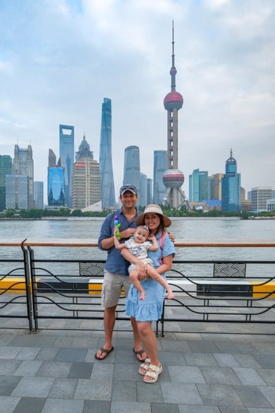Pareja con bebé posando en el Bund Norte de Shanghai