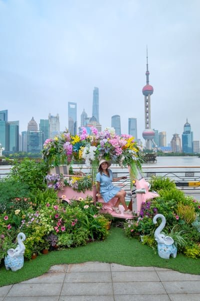 Posando en el Bund Norte con flores