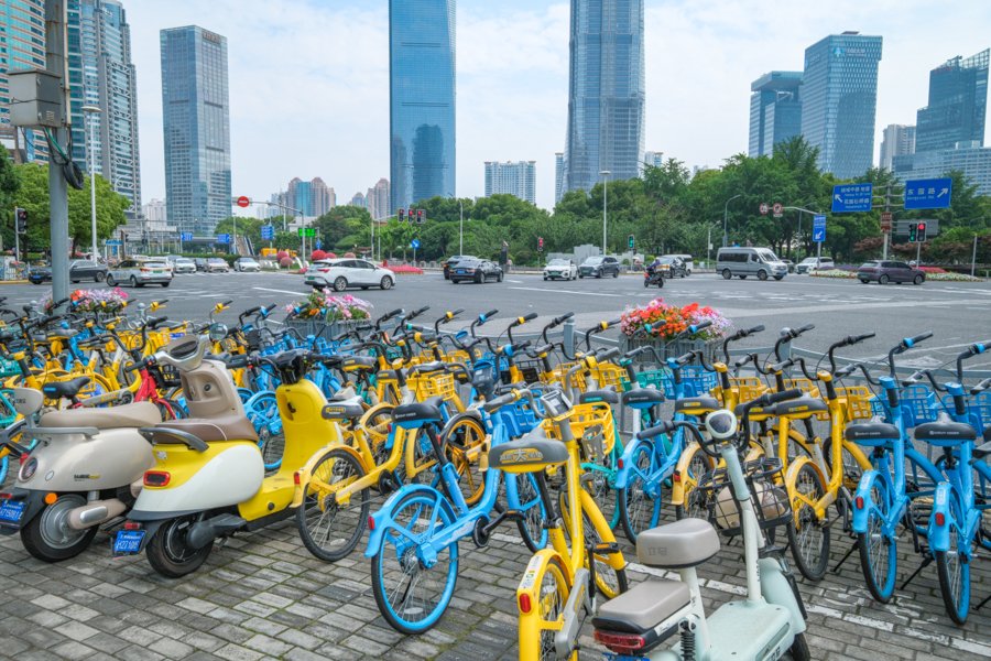 Fila de bicicletas amarillas y azules estacionadas en la ciudad
